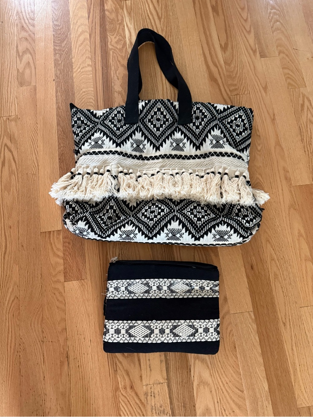 NWOT Cynthia Rowley Boho Beachy Shoulder Bag Tote with Makeup Pouch